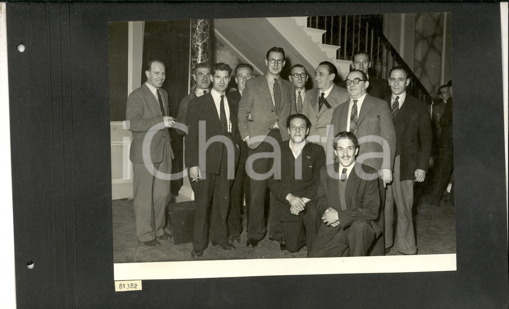 1950 LONDON TournÃ©e TEATRO ALLA SCALA Foto di gruppo con gli orchestrali 35x25  Fotografia d'epoca, montata su cartoncino morbido.La fotografia &egrave; relativa alla tourn&eacute;e inglese del Teatro alla Scala, svoltasi nel settembre 1950.CONDIZIONI: G (fori da classificatore al margine sinistro del cartoncino)FORMATO: 35x25 cm     originale e autentica 1