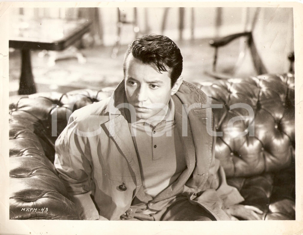 Fotografia d epoca originale 1958 LE DESORDRE ET LA NUIT Movie by Gilles GRANGIER Man on the sofa Foto 25x20 1