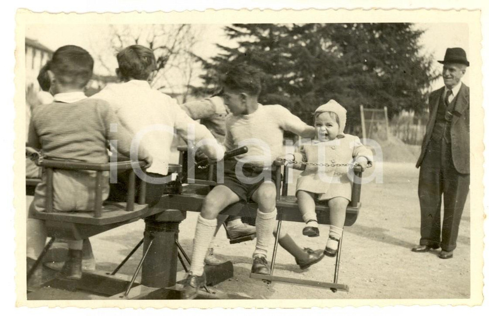 Fotografia d epoca originale 1944 CORNAREDO Confezioni MAIM  Giostra per i figli dei dipendenti Foto 1