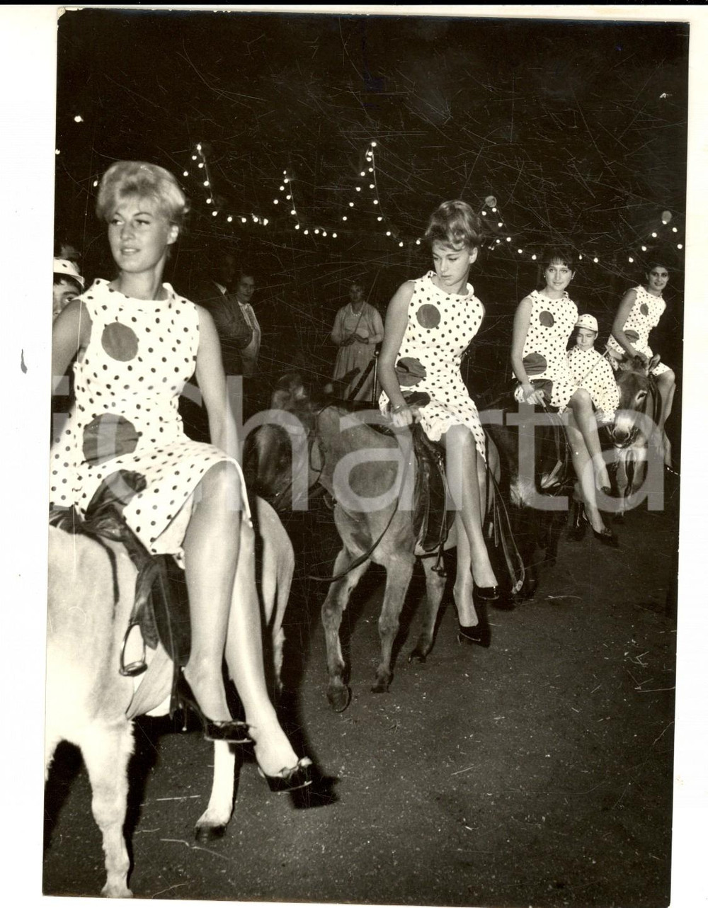 Fotografia d epoca originale 1962 MODE PARIS Mannequins prÃ©sentent de nouveaux bas avec des mulets Photo 1