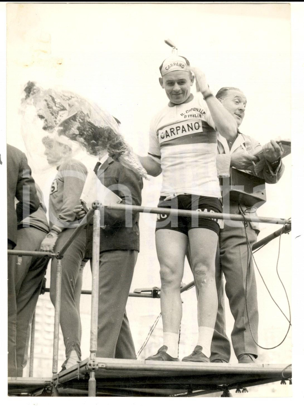Fotografia d epoca originale 1961 CICLISMO GIRO DI SARDEGNA Gilbert DESMET vince la 1 tappa Foto 14x18 1