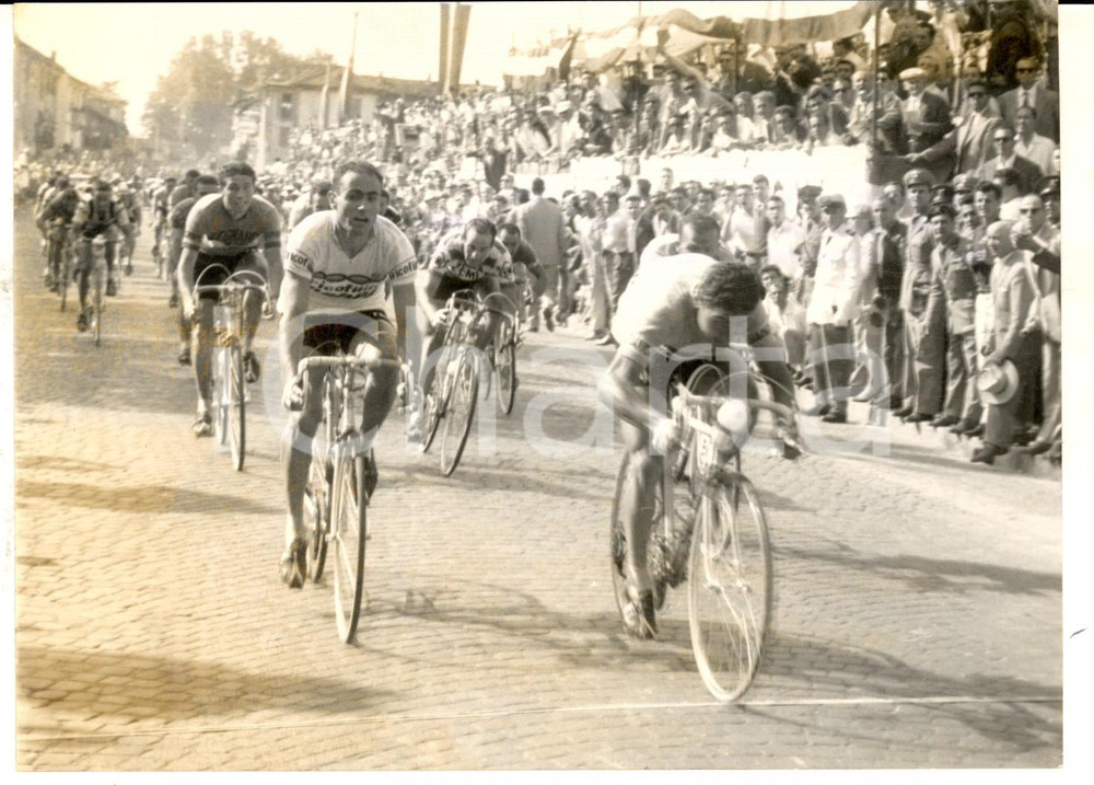 Fotografia d epoca originale 1959 CICLISMO LEGNANO Coppa BERNOCCHI  Arrivo NoÃ¨ CONTI vincitore Foto 18x13 1