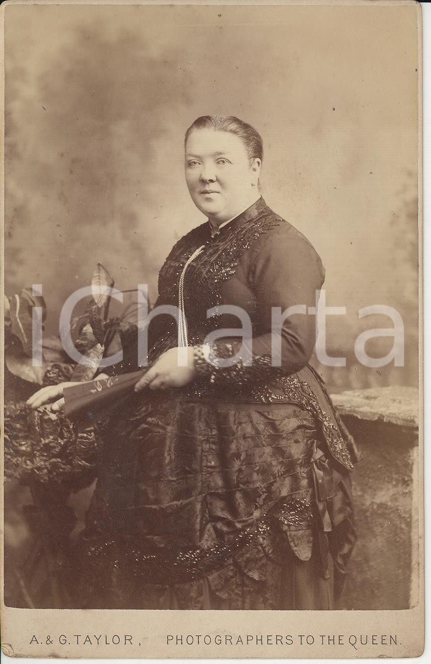 Fotografia d epoca originale 1890 ca LONDON Ritratto di donna con ventaglio Foto A & G. TAYLOR Regent Street 1