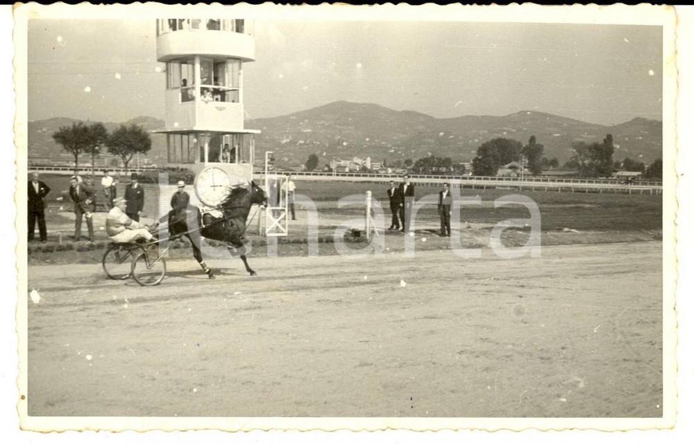 Fotografia d epoca originale 1947 TORINO Ippodromo MIRAFIORI Arrivo di una gara  Foto cartolina OTTOLENGHI 1