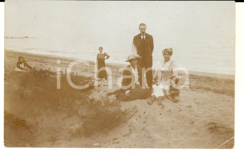 Fotografia d epoca originale 1910 ca ITALIA Ritratto di famiglia in spiaggia con la governante  Foto VINTAGE 1