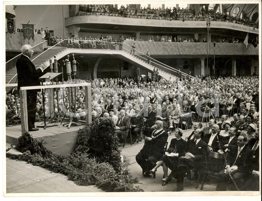 Fotografia d epoca originale 1951 FRANKFURT Festhalle  Discorso di Theodor HEUSS a 12.000 cantanti Foto 1