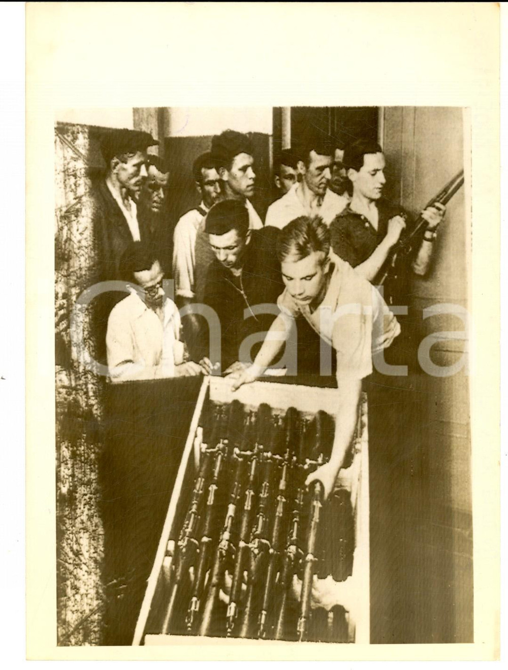 Fotografia d epoca originale 1941 WW2 RUSSIA Soviet youth passing out rifles of an Exterminator Battalion 1