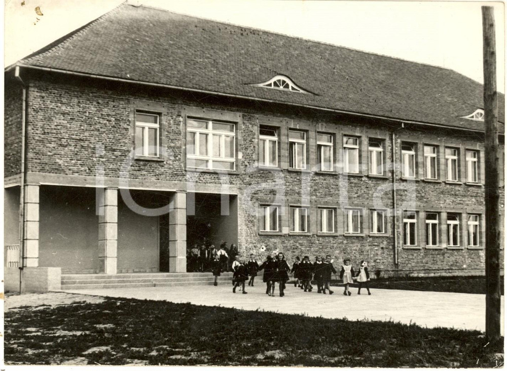 Fotografia d epoca originale 1950 ca KORNIK POLAND Children in front of a new school building  Photo 18x13 1