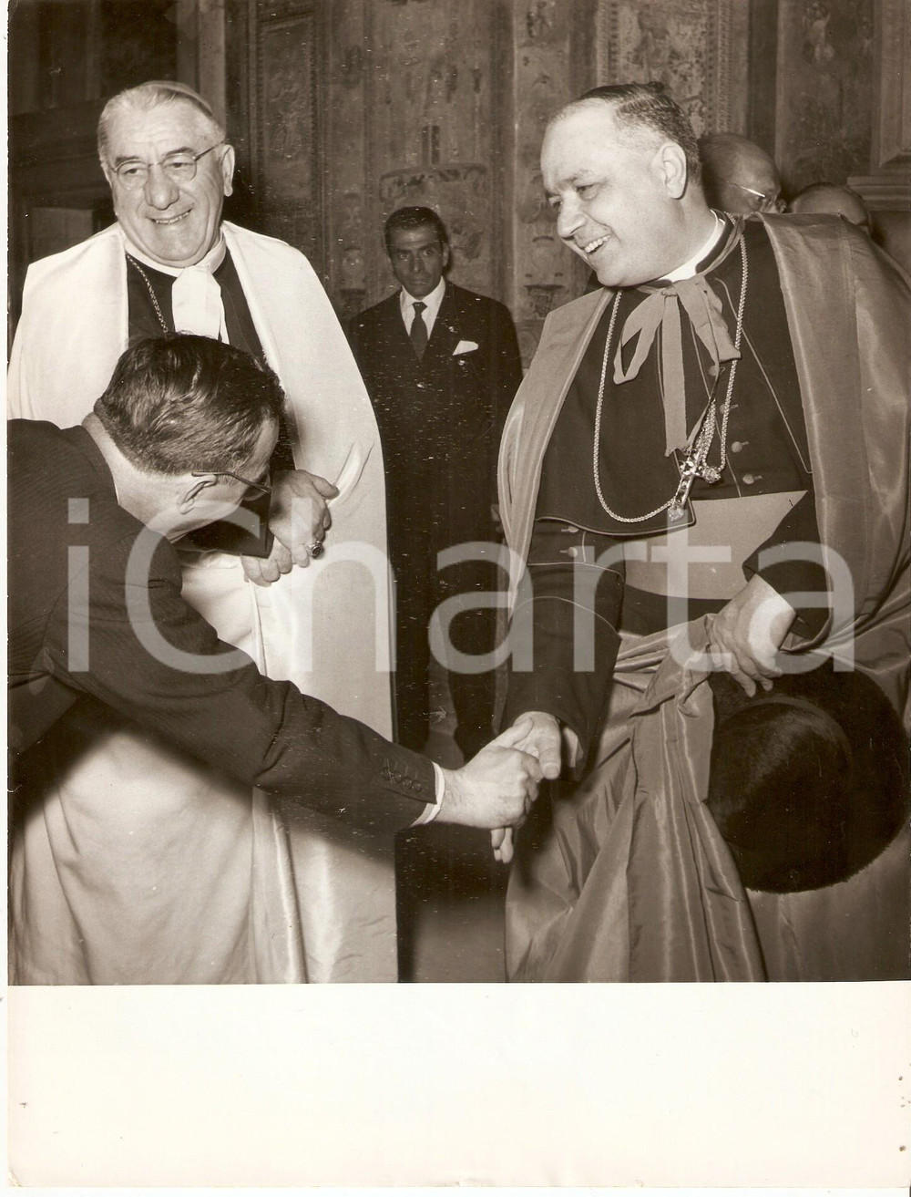 Fotografia d epoca originale 1955 ca VATICANO Prelato stringe la mano a Mons. Angelo DELL ACQUA Foto 18x24 1