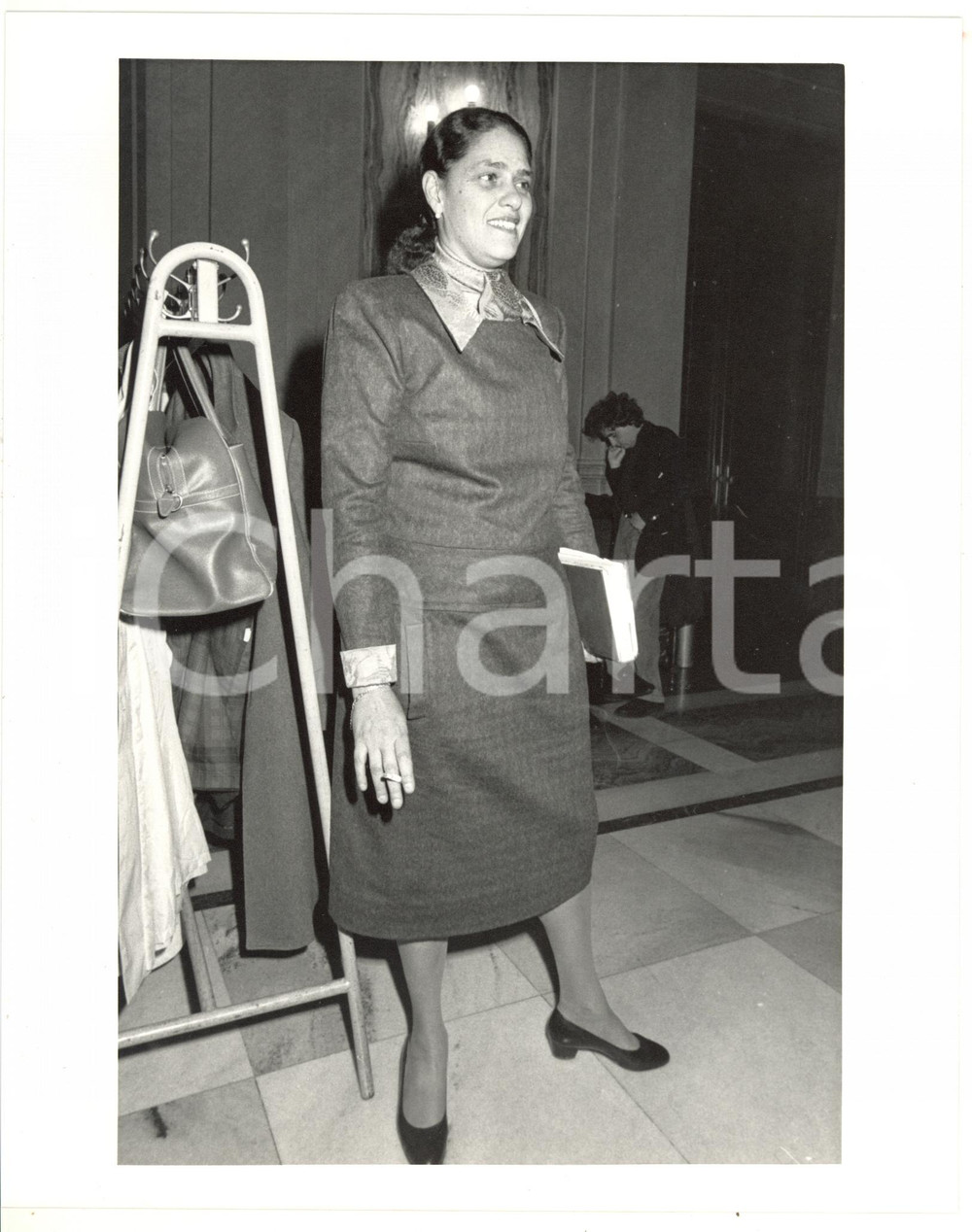1990 ca MILANO Ludina BARZINI Ritratto della giornalista - Foto 20x25 (2) Fotografia di agenzia. CONDIZIONI:GOOD/buonoFORMATO: 25x20 originale e autentica 1
