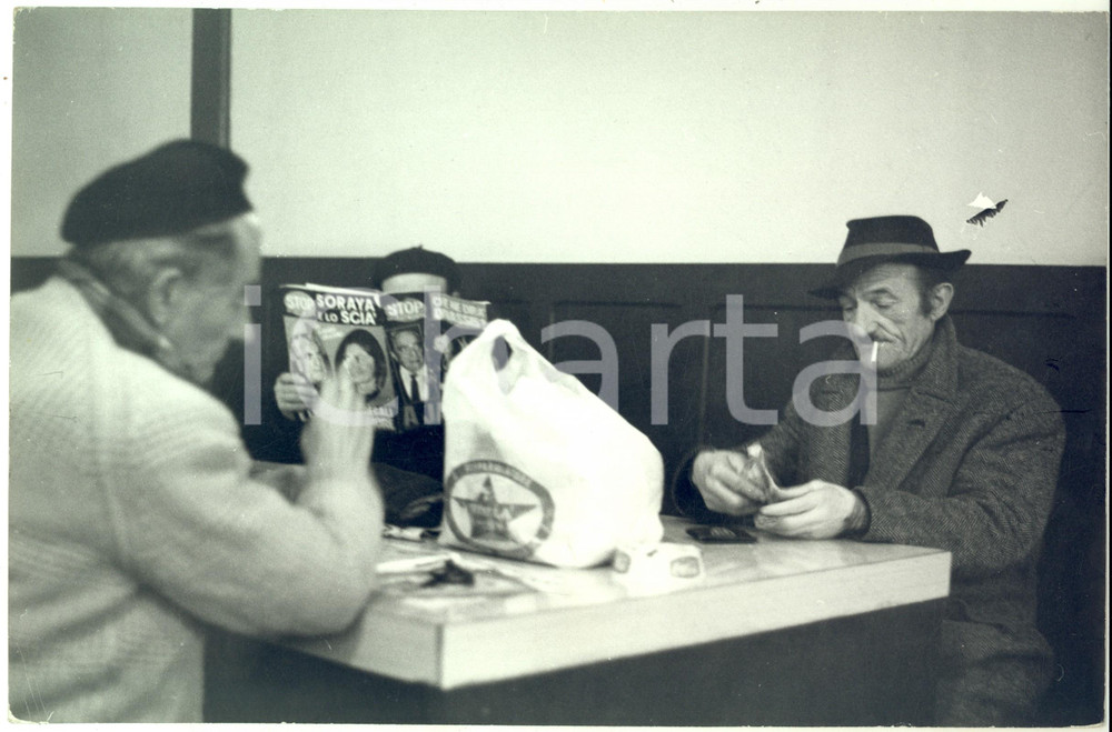 1970 ca MILANO Partita a carte tra anziani al bar *Foto COSTUME 30x20 cm Fotografia d'epoca. CONDIZIONI: G (ma lievi piegature angolari)FORMATO: 30x20 cm      originale e autentica 1