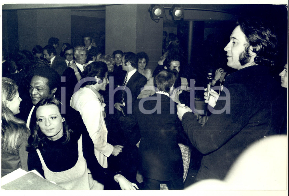 1970 ca MILANO (?) Fred BONGUSTO in concerto in un locale *Foto 30x20 cm