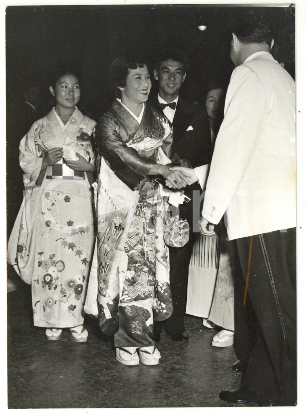 1956 VENEZIA Mostra del CINEMA - Arrivo dell'attrice Aiko MIMASU *Foto 13x18 cm Fotografia d'epoca, con didascalia coeva al verso. CONDIZIONI: FAIR (ondulazione al margine destro)FORMATO: 13x18 cm    originale e autentica 1