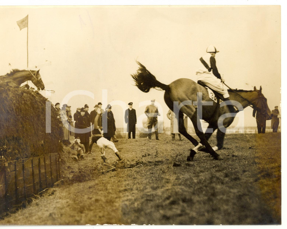 1956 AINTREE GRAND NATIONAL Stan MELLOR on MARTINIQUE sails over Becher's Brook Fotografia d'epoca, con didascalia coeva al verso. CONDIZIONI: POOR (alone diffuso; piccole mancanze di pellicola al margine inferiore)FORMATO: 20x15 cm    originale e autentica 1