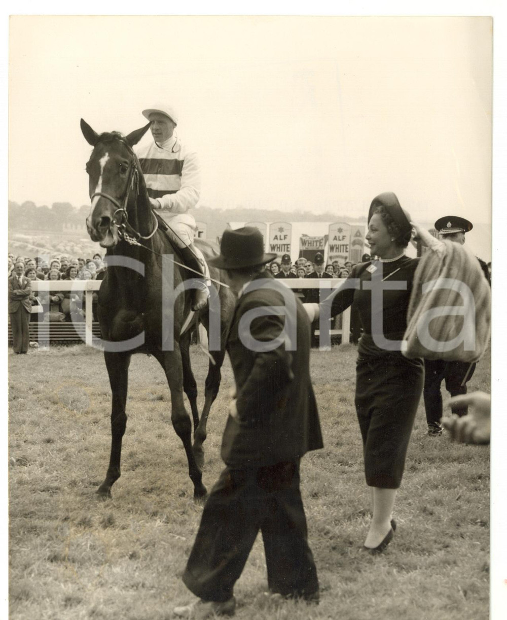 1955 EPSOM DERBY - PHIL DRAKE ridden by Freddie PALMER after the victory *Photo Fotografia d'epoca, con didascalia coeva al verso. CONDIZIONI: G (ma lieve piegatura all'angolo superiore destro)FORMATO: 15x20 cm    originale e autentica 1