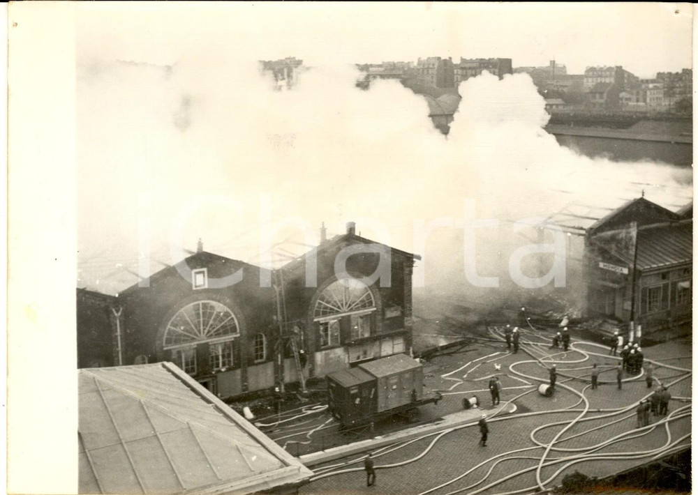 1960 PARIS Gare marchandises EST-VILLETTE - Violent incendie - Photo RARE Fotografia d'epoca con didascalia coeva.  CONDIZIONI: G (ma piccoli fori marginali)FORMATO: 18x13 cm    originale e autentica 1