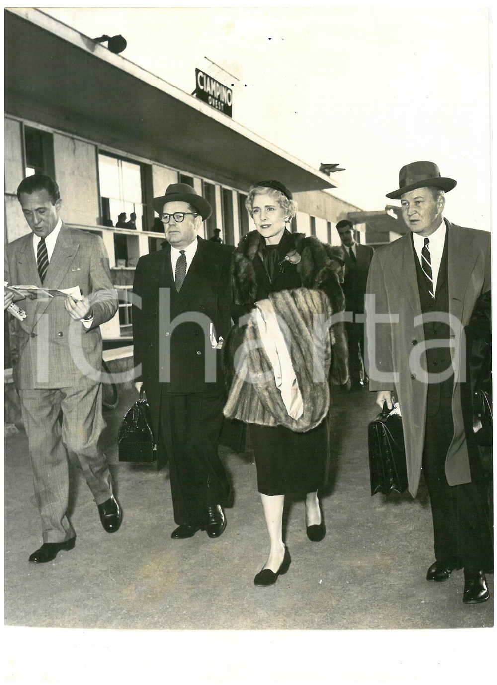 1955 ROMA Ciampino - Ambasciatrice Clare BOOTHE LUCE in partenza per PARIGI  Fotografia d'epoca con didascalia coeva al verso.  CONDIZIONI: G (ma lieve sovraimpressione) CONDIZIONI: 13x18 cm    originale e autentica 1