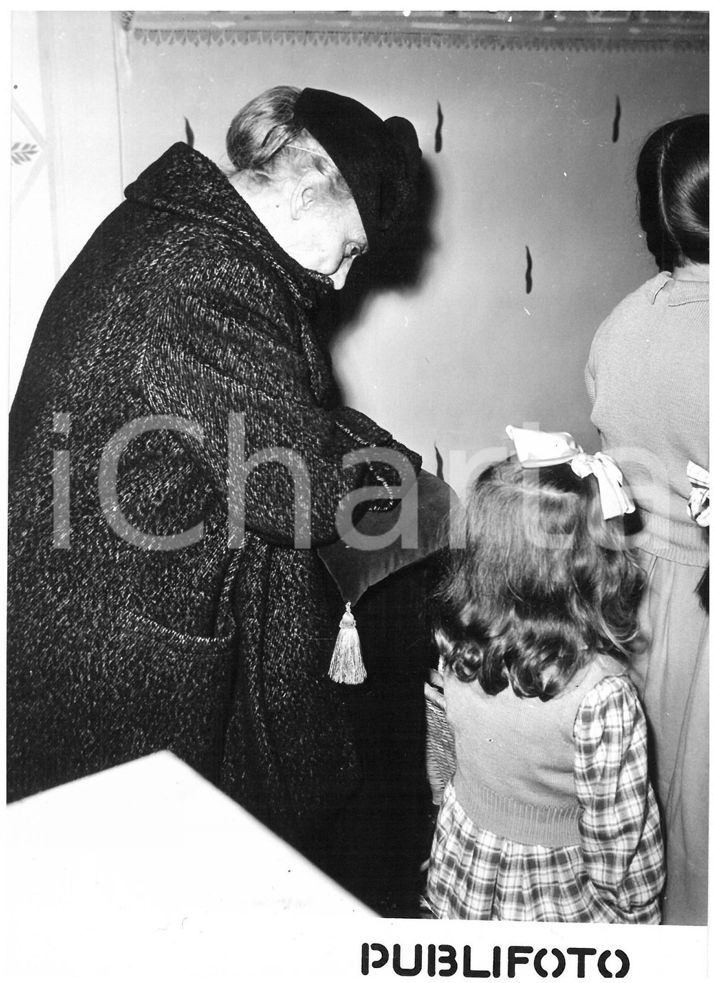 1954 ROMA Casa S. Antonio - Ida EINAUDI distribuisce doni agli orfani *Foto