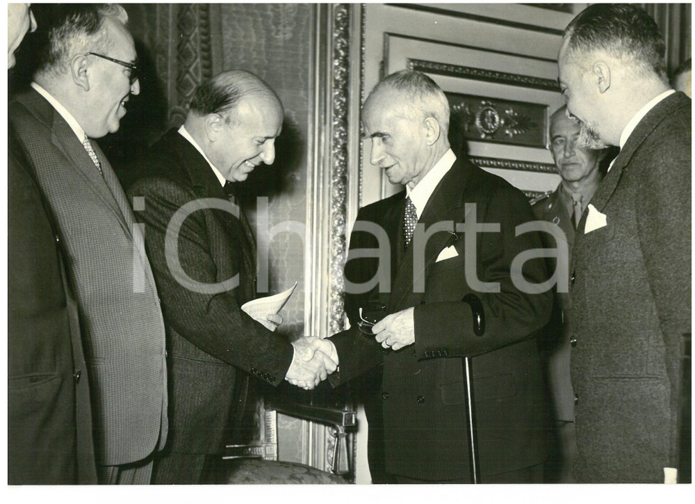 1954 ROMA Luigi EINAUDI riceve presidente Mario SCELBA al Quirinale *Foto 18x13 Fotografia d'epoca con didascalia coeva al verso.  CONDIZIONI: G (ma piccola sovraimpressione) CONDIZIONI: 18x13 cm    originale e autentica 1