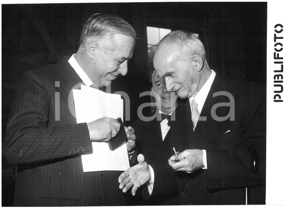 1955 ROMA - ANIAI Luigi EINAUDI premia l'onorevole Emilio BATTISTA *Foto 18x13