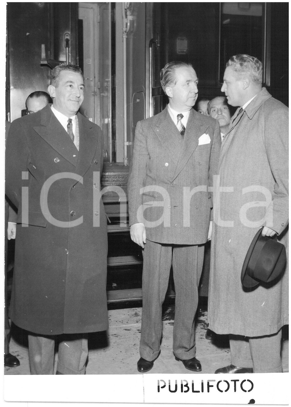 1955 ca GENOVA Arrivo di Giuseppe PELLA in stazione - Foto 13x18 Fotografia d'epoca.  CONDIZIONI: G (ma piccolo alone al margine inferiore; minima piegatura) CONDIZIONI: 13x18 cm  originale e autentica 1
