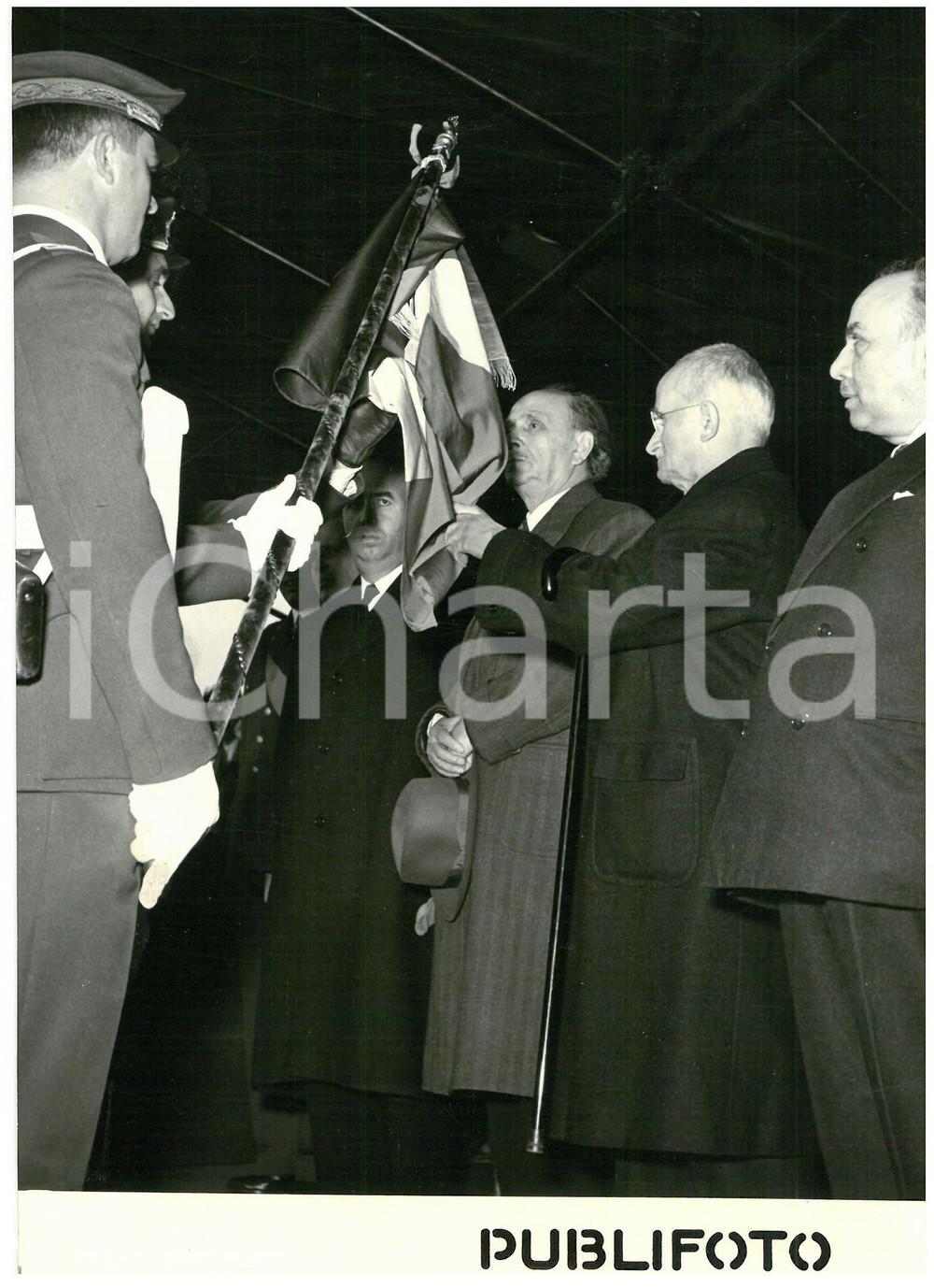 1954 ROMA 31° Anniversario fondazione AERONAUTICA - Luigi EINAUDI - Foto Fotografia d'epoca con didascalia coeva al verso.  CONDIZIONI: FAIR (graffi e sovraimpressioni) CONDIZIONI: 13x18 cm     originale e autentica 1