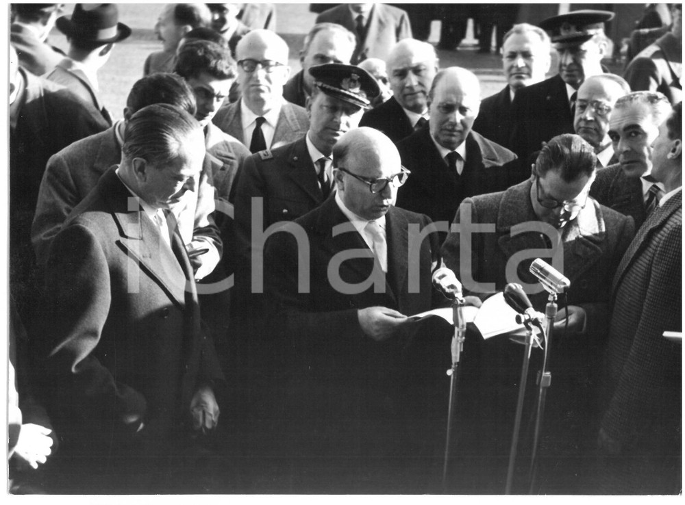 1955 ROMA Ciampino - Mario SCELBA e Gaetano MARTINO rilasciano intervista *Foto