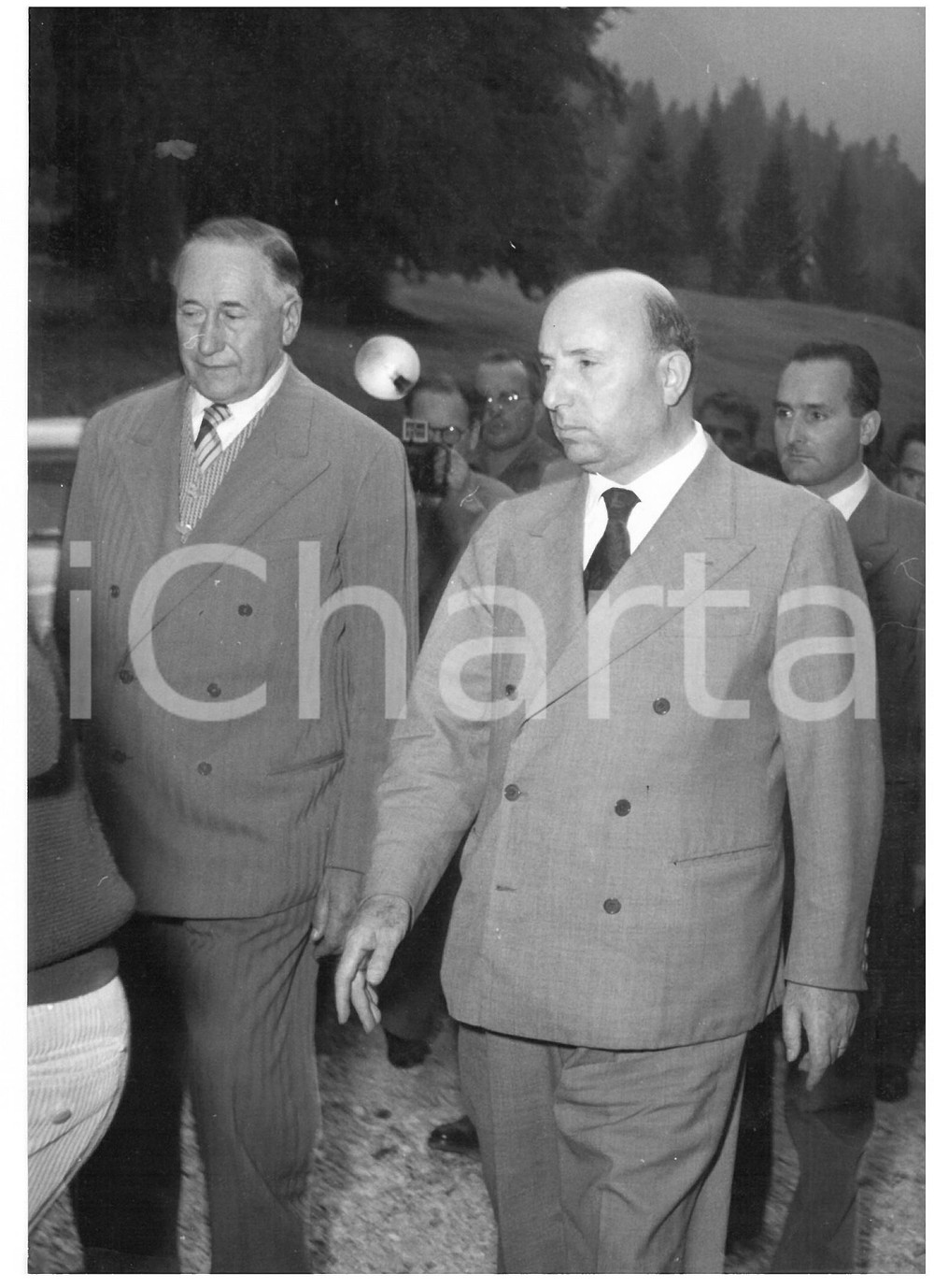 1954 BORGO VALSUGANA (TN) Mario SCELBA rende omaggio ad Alcide DE GASPERI *Foto Fotografia d'epoca con didascalia coeva al verso.  CONDIZIONI: G (ma lieve ondulazione al margine destro e piccole macchie) CONDIZIONI: 13x18 cm    originale e autentica 1
