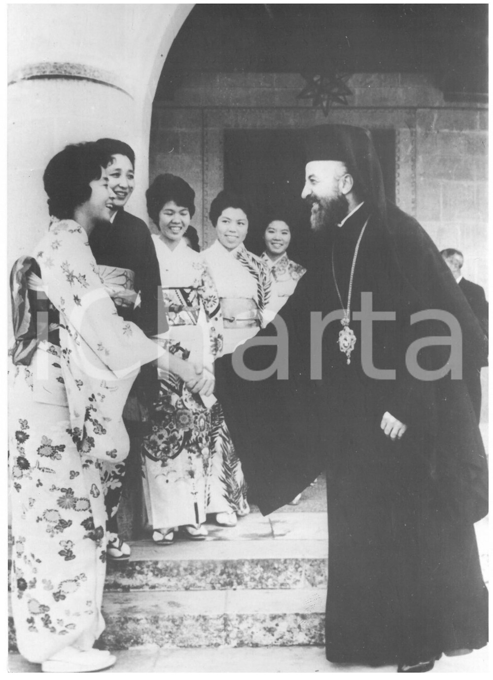 1955 ca CYPRUS - MAKARIOS III riceve ragazze giapponesi guidate da Emiko CHIBA