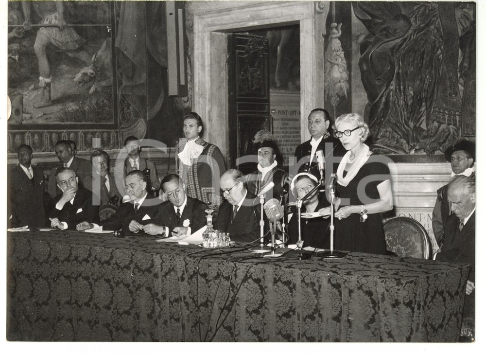 1955 ca ROMA Discorso dell'ambasciatrice USA Clare BOOTHE LUCE *Foto 18x13 cm Fotografia d'epoca.  CONDIZIONI: G (ma piccola piegatura al margine sinistro) CONDIZIONI: 18x13 cm    originale e autentica 1