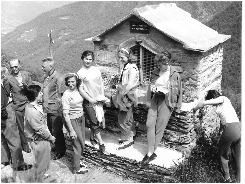 1958 USCIO Antico Perdono N. S. Montalegro - Ginnaste Azzurre in ritiro  Fotografia d'epoca con didascalia coeva al verso.  CONDIZIONI: G (ma piccola sovraimpressione all'angolo inferiore destro) CONDIZIONI: 24x18 cm     originale e autentica 1