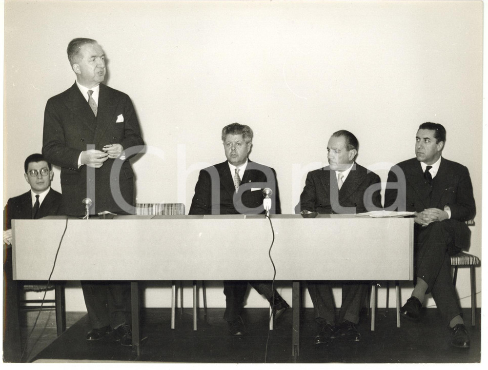 1955 ca ROMA Discorso del ministro degli Esteri Giuseppe PELLA - Foto 24x18 cm Fotografia d'epoca.  CONDIZIONI: G CONDIZIONI: 24x18 cm    originale e autentica 1