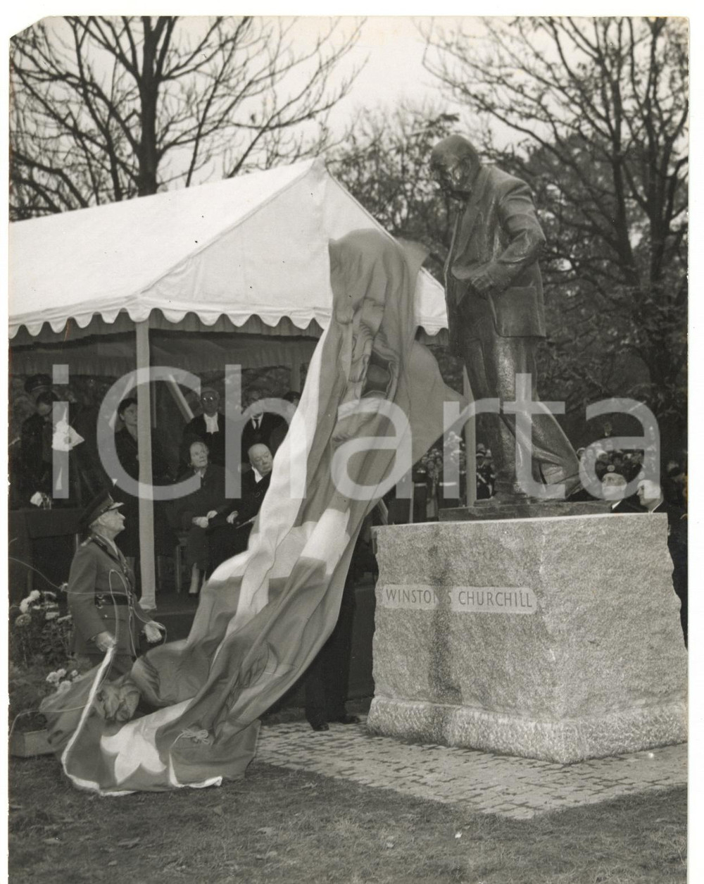 1959 WOODFORD Bernard LAW MONTGOMERY unveiling Winston CHURCHILL bronze statue Fotografia d'epoca, con didascalia coeva al verso.  CONDIZIONI: G (ma piccola piegatura al margine superiore) CONDIZIONI: 15x20 cm    originale e autentica 1