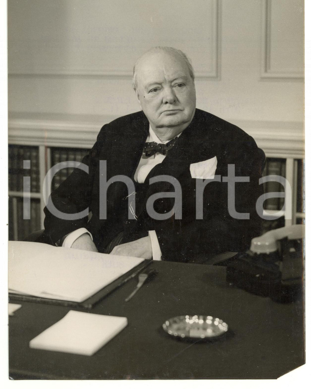 1954 LONDON Cabinet Room - Sir Winston CHURCHILL posing for his 80th birthday Fotografia d'epoca, con didascalia coeva al verso.  CONDIZIONI: POOR (piccola mancanza all'angolo inferiore destro; piccole sovraimpressioni) CONDIZIONI: 15x20 cm    originale e autentica 1