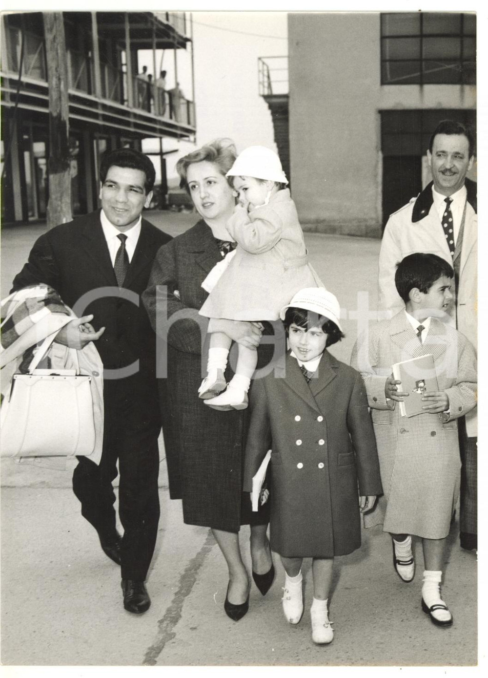 1960 MILANO Il pugile Duilio LOI in partenza per gli USA con la famiglia *Foto Fotografia d'epoca, con didascalia coeva al verso.  CONDIZIONI: G FORMATO: 13x18 cm    originale e autentica 1