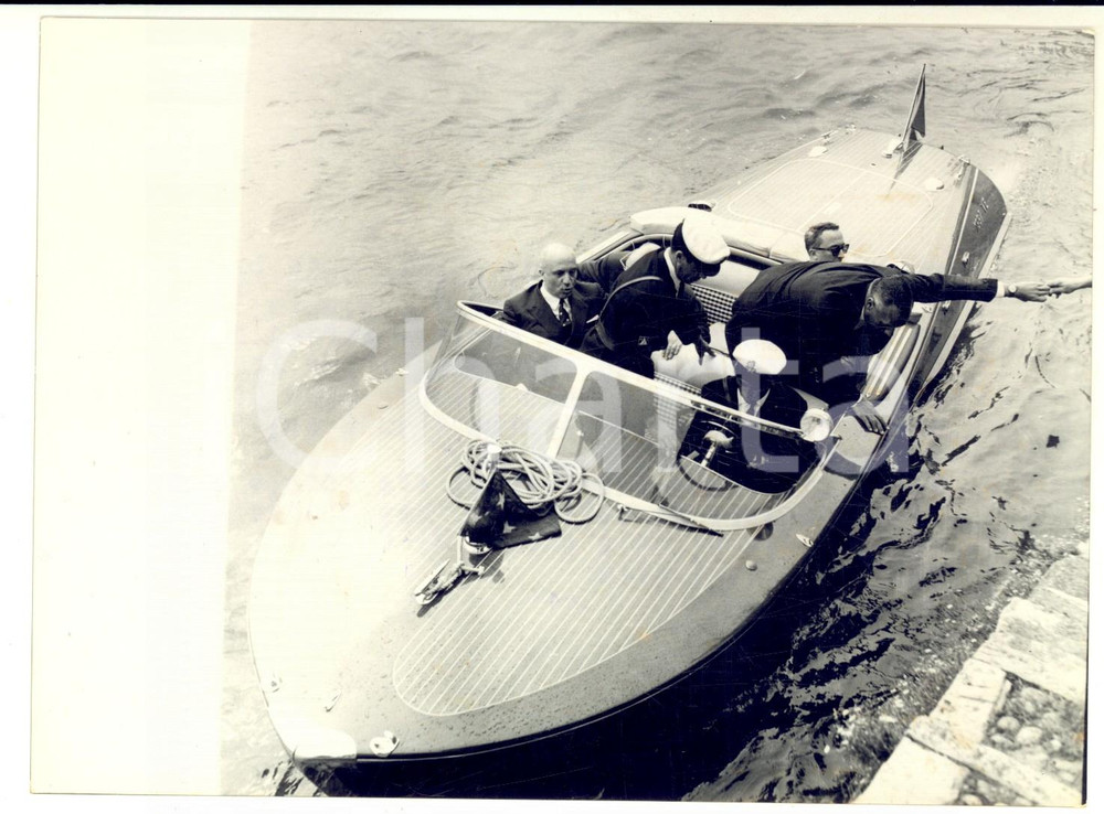 1958 GRIANTE DI CADENABBIA Amintore FANFANI arriva in motoscafo da ADENAUER Fotografia d'epoca con didascalia coeva al verso.  CONDIZIONI: GFORMATO: 18x13 cm    originale e autentica 1
