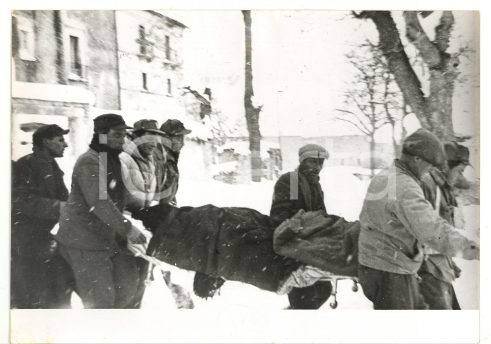 Febbraio 1956 MOENA (TN) Alpinisti soccorrono donna malata *Foto 18x13 cm Fotografia d'epoca, con didascalia coeva al verso.  CONDIZIONI: FAIR (bassa qualit&agrave; di stampa; lieve ondulazione al margine superiore) FORMATO: 18x13 cm    originale e autentica 1