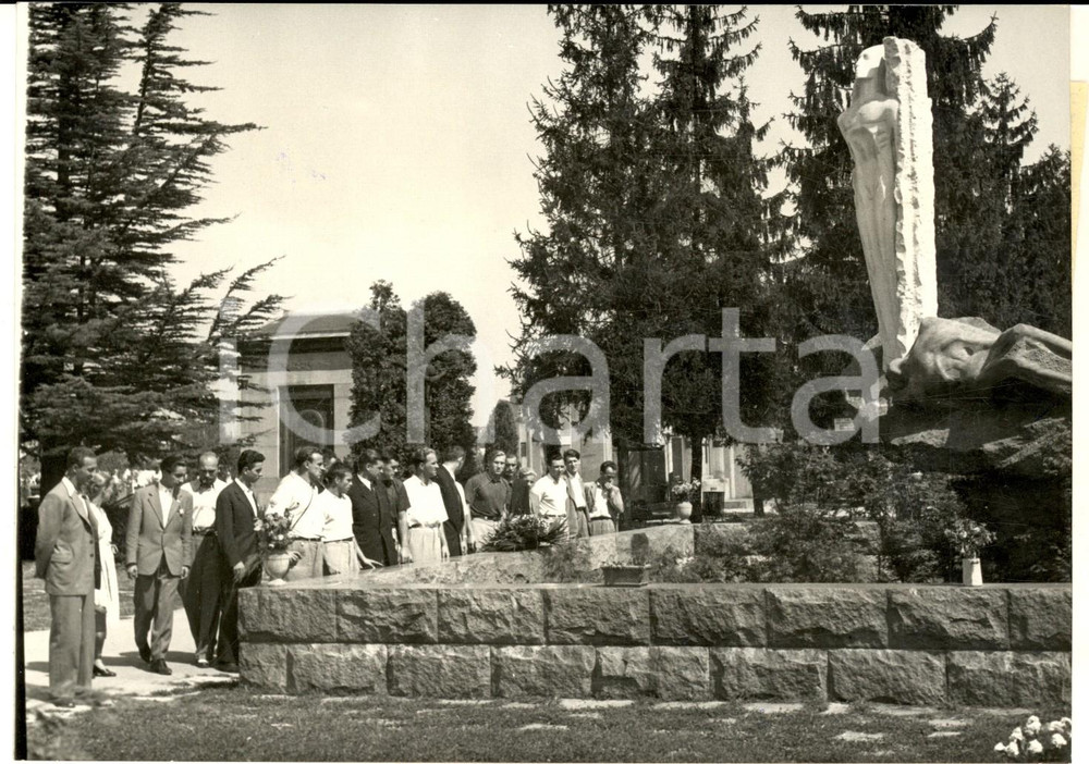 1954 Cimitero TORINO - Omaggio dei nuotatori russi al monumento del Partigiano