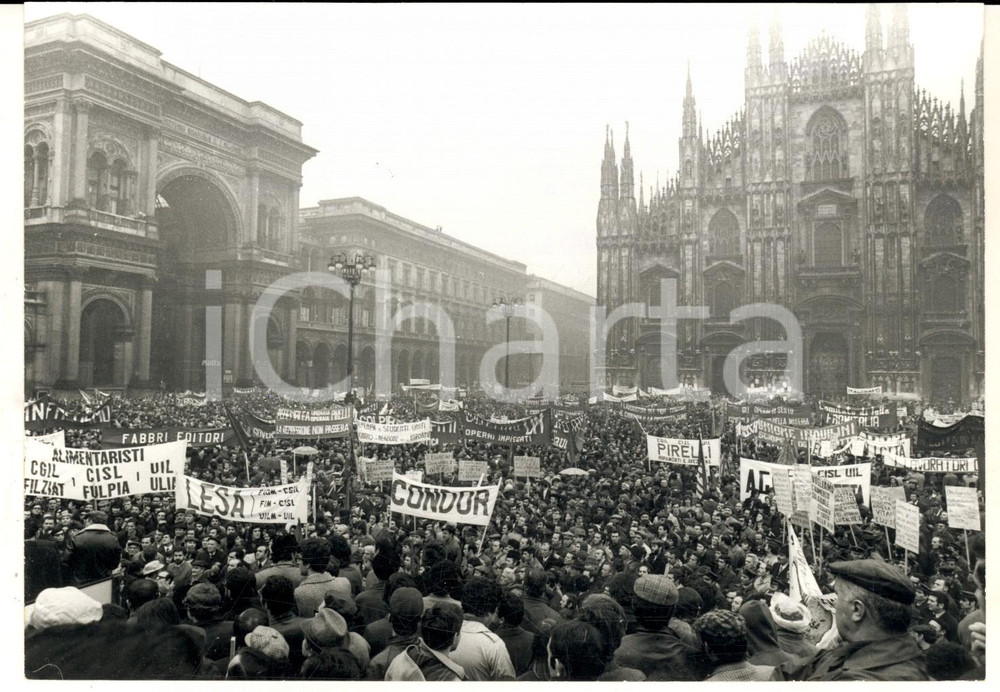 1971 MILANO Piazza Duomo - Lavoratori in sciopero generale *Foto 18x13 cm Fotografia d'epoca con didascalia coeva.  CONDIZIONI: G (ma sovraimpressione della didascalia, visibile al recto) FORMATO: 18x13 cm     originale e autentica 1