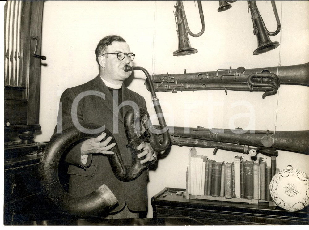 1958 DEREHAM Vicar Canon Noel BOSTON playing the bell Serpent *Photo 20x15 Fotografia d'epoca con didascalia coeva.  CONDIZIONI: G    originale e autentica 1