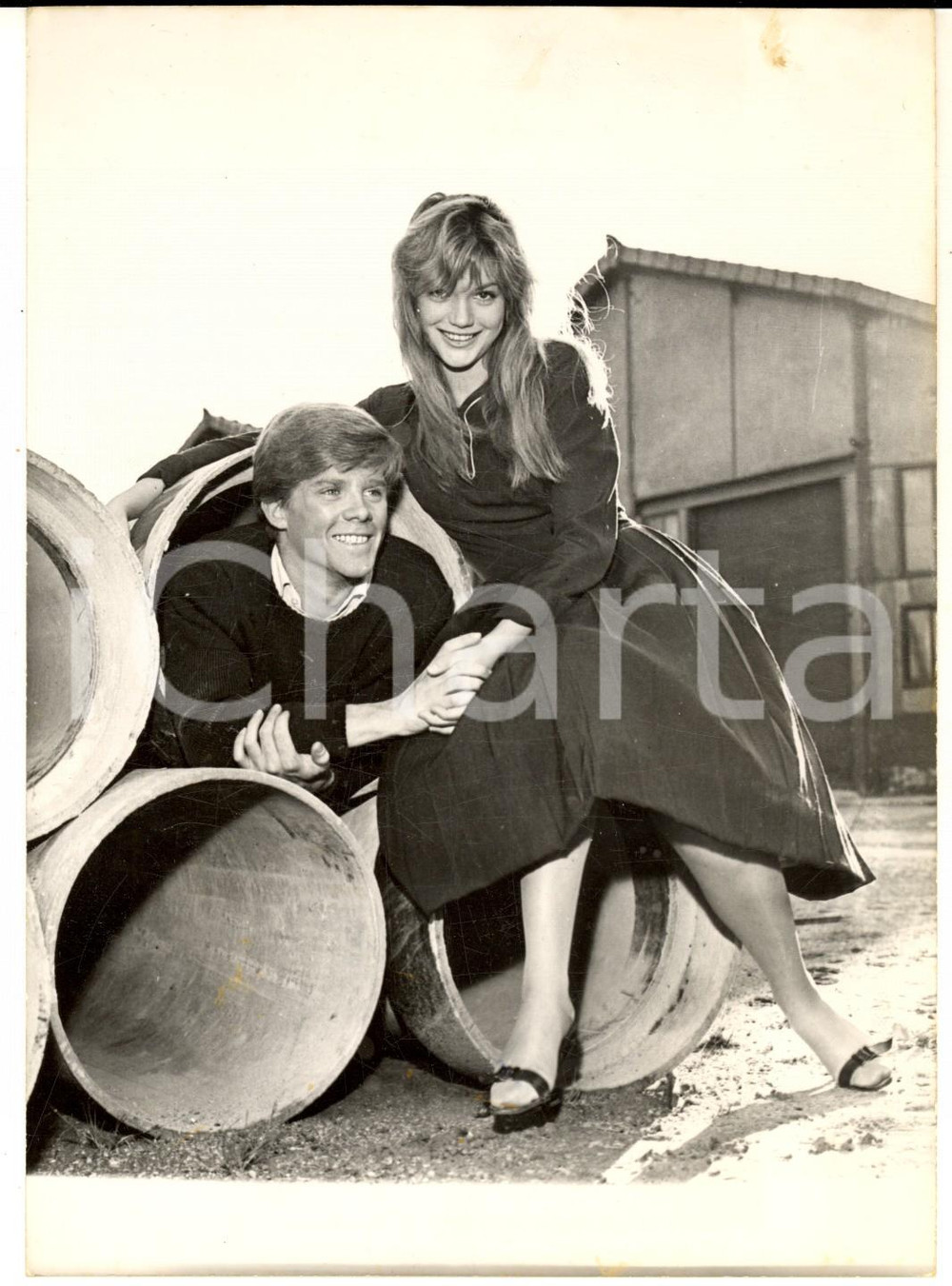 1958 CINEMA Georges POUJOULY e Maria Cristina GAIONI coppia sul set e nella vita Fotografia d'epoca con didascalia coeva.  CONDIZIONI: G (ma lieve sovraimpressione e minimo alone al margine superiore) FORMATO:  13x18 cm    originale e autentica 1