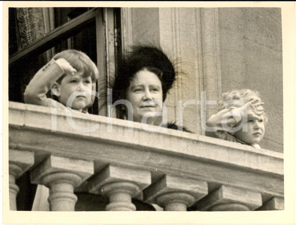 1953 LONDON Buckingham Palace - Prince Charles Princess Anne with Queen Mother Fotografia d'epoca con didascalia coeva al verso.  CONDIZIONI: G (ma minime piegature)FORMATO: 20x15 cm     originale e autentica 1