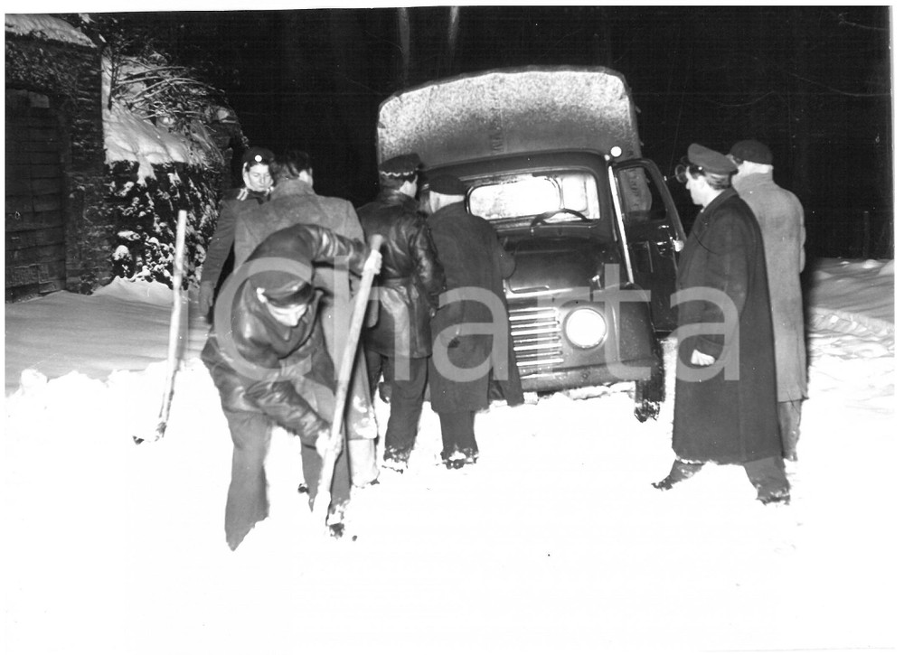 1955 ROMA Soccorritori CRI per Rocca Priora ostacolati dalla neve *Foto 18x13 cm Fotografia d'epoca, con didascalia coeva al verso.CONDIZIONI: FAIR (ondulazione al margine superiore e sinistro)FORMATO: 18x13 cm    originale e autentica 1