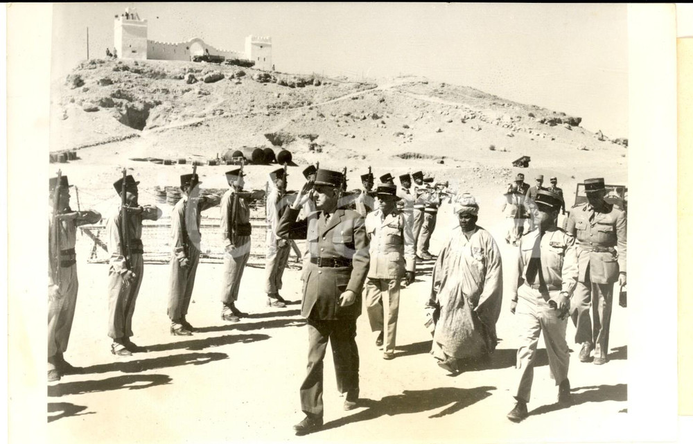 1957 TINDOUF ALGERIE Général DE GAULLE en visite passe devant la garde d'honneur