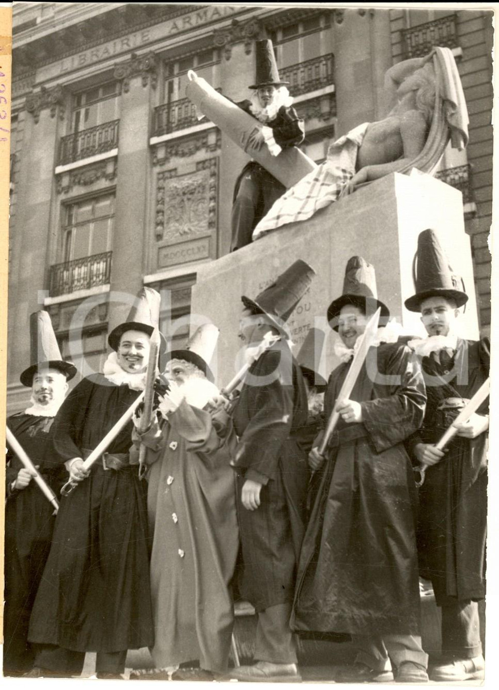 1953 PARIS Les étudiants en pharmacie avec Miss Quinine nue - Photo 12x17 cm
