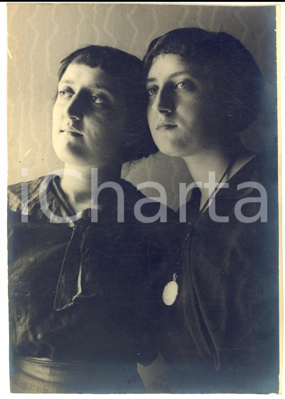 1915 ca ITALIA Ritratto di due donne con i volti affiancati - Foto ARTISTICA