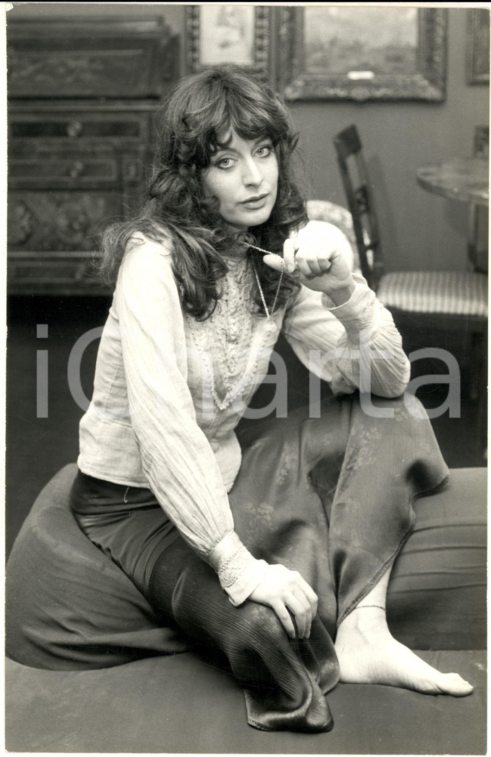 Fotografia d epoca originale 1975 ca COSTUME ITALIA Ritratto attrice Livia CERINI seduta  Foto 20x30 1