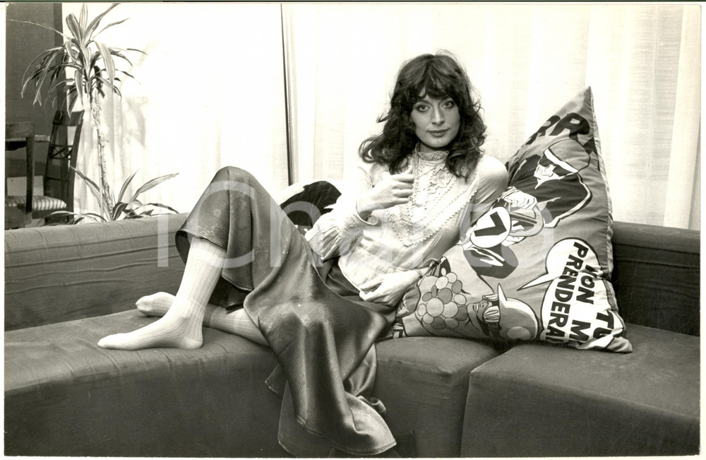 1975 ca COSTUME ITALIA Ritratto di Livia CERINI sul divano - Foto 31x20 Fotografia di agenzia. CONDIZIONI: G FORMATO: 31x20 cm    originale e autentica 1