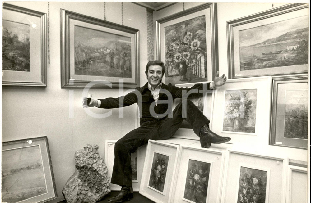 1970 ca COSTUME ITALIA Mino REITANO in una galleria d'arte - Foto 30x20 cm