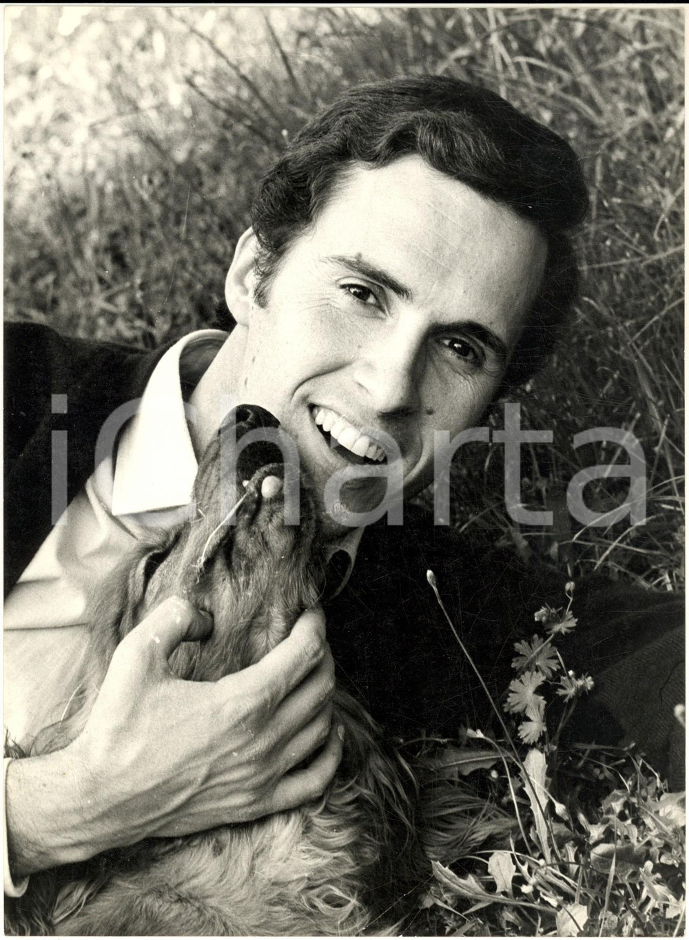 1970 ca COSTUME Ritratto di Riccardo DEL TURCO con un cane - Foto 18x24 (1) Fotografia di agenzia.CONDIZIONI: POOR (piegatura evidente al margine inferiore)FORMATO: 18x24 cm    originale e autentica 1